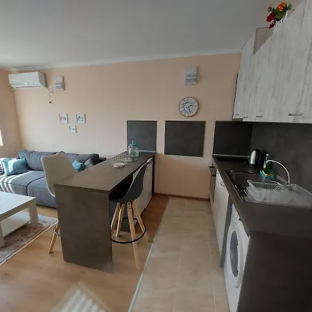 до морето Apartament Burgas City